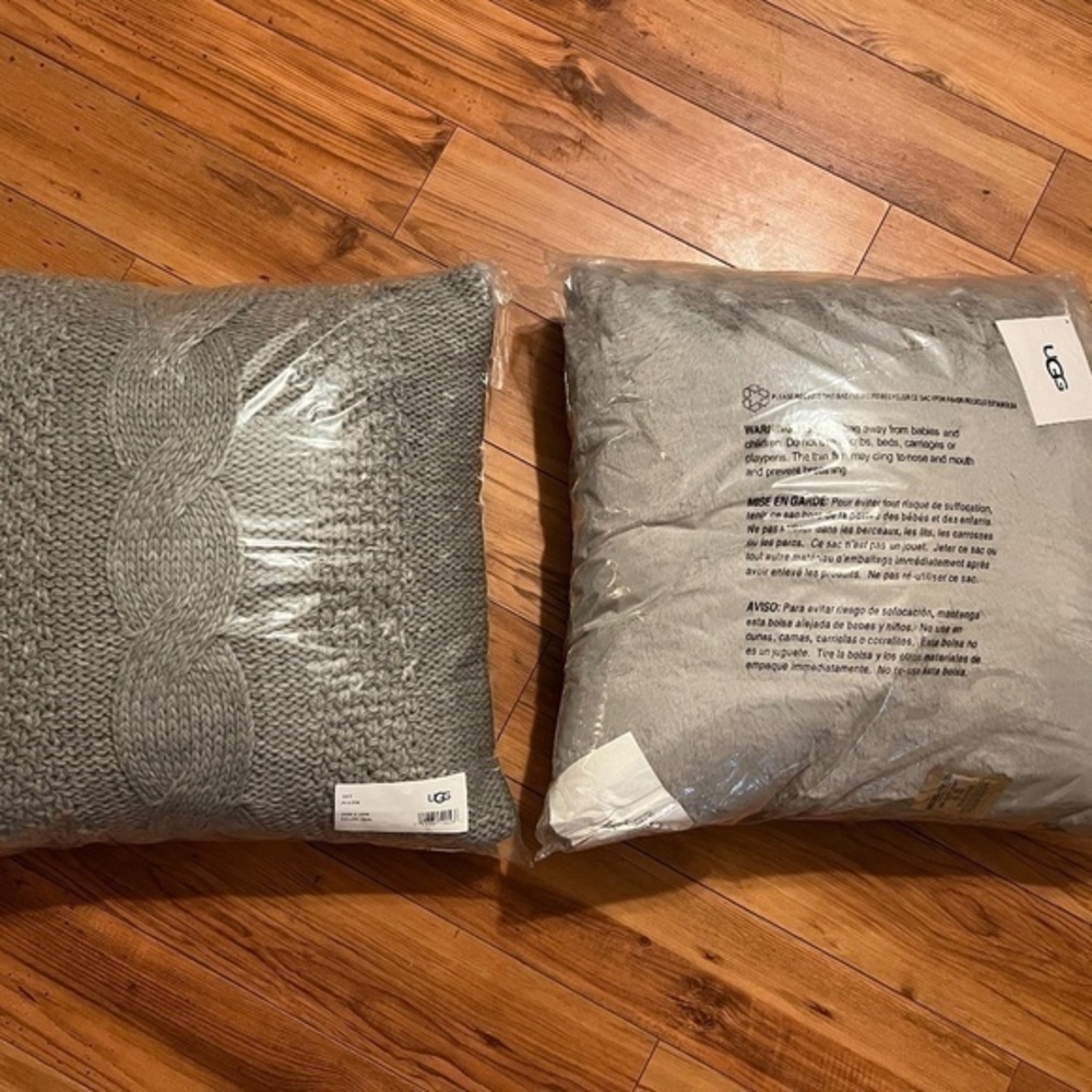 🆕UGG Erie Cable Knit Plush Faux Fur Backing Accent Pillow Seal Grey 20 x 20 1